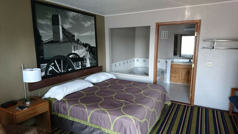 Motel Burton Inn & Suites