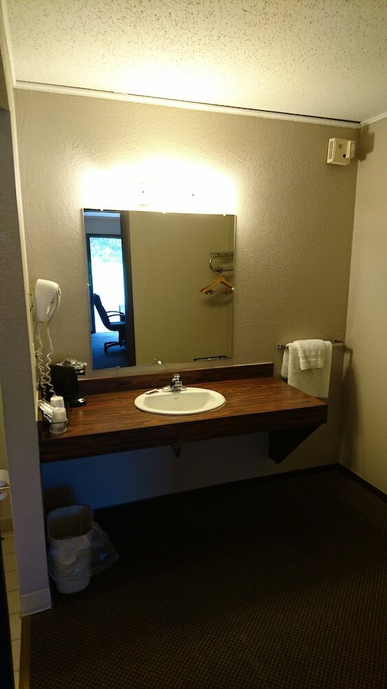 Motel Burton Inn & Suites