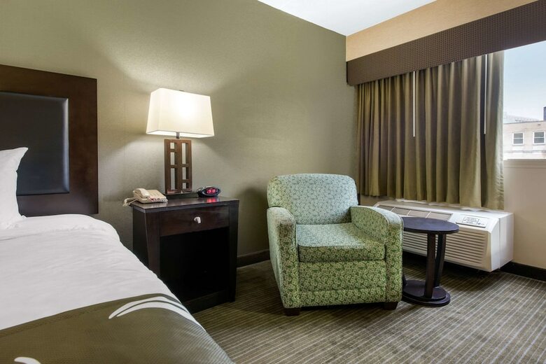 Hotel Quality Inn & Suites