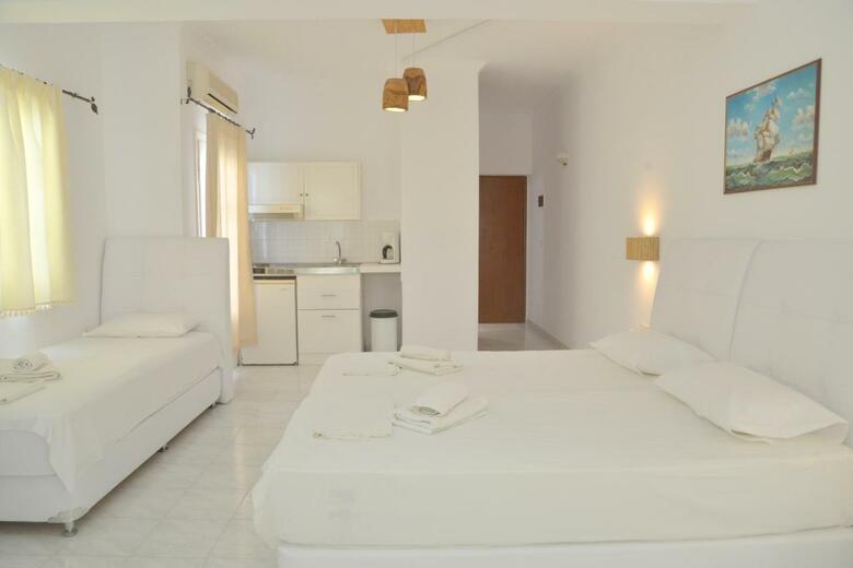 Giannis Hotel Apartments