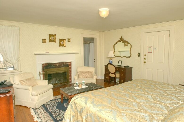 Bed & Breakfast Blackberry River Inn