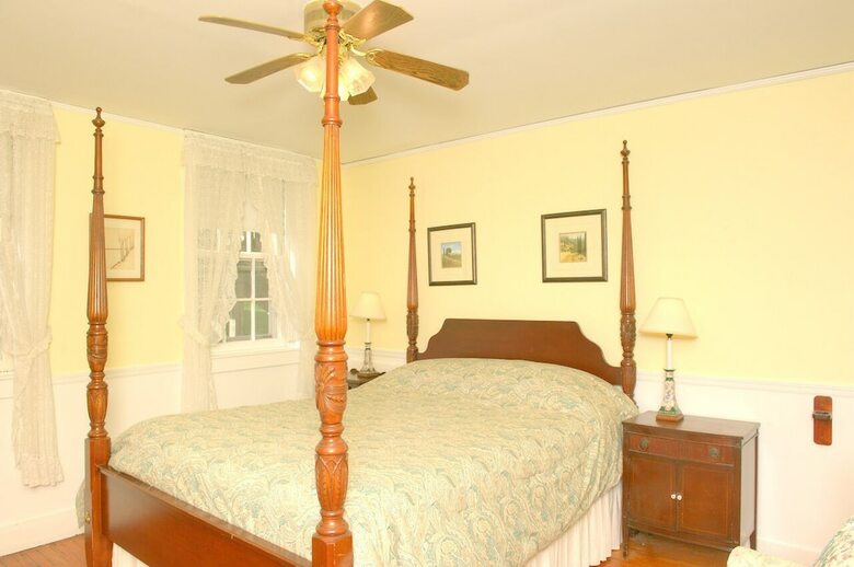 Bed & Breakfast Blackberry River Inn