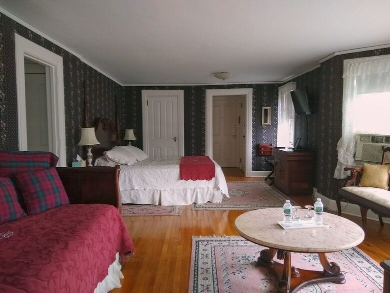 Bed & Breakfast Blackberry River Inn