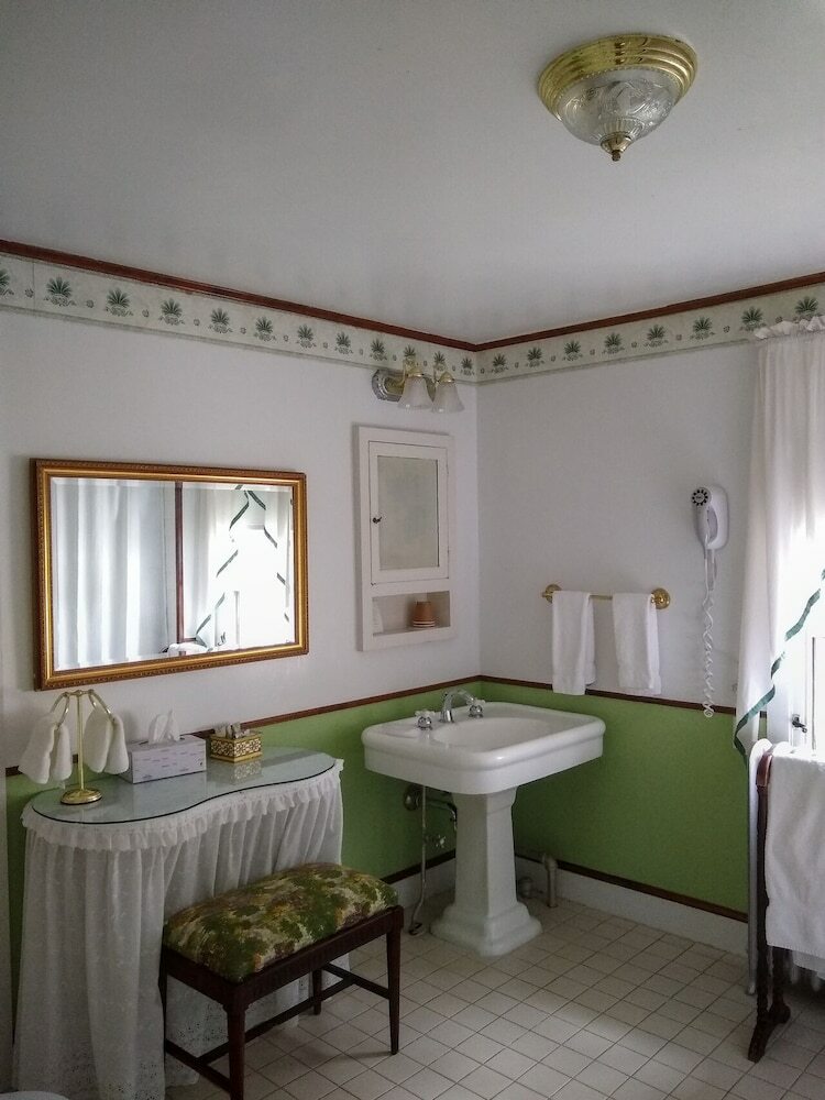 Bed & Breakfast Blackberry River Inn