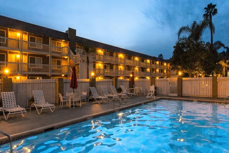 Hotel Ramada By Wyndham Costa Mesa/newport Beach