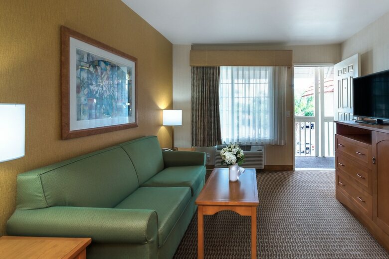 Hotel Ramada By Wyndham Costa Mesa/newport Beach
