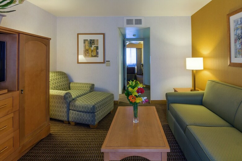 Hotel Ramada By Wyndham Costa Mesa/newport Beach