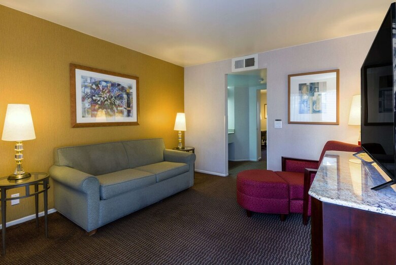 Hotel Ramada By Wyndham Costa Mesa/newport Beach