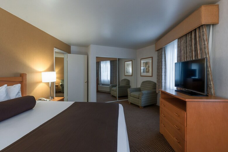 Hotel Ramada By Wyndham Costa Mesa/newport Beach