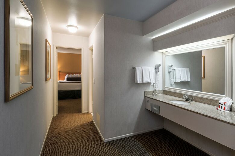Hotel Ramada By Wyndham Costa Mesa/newport Beach