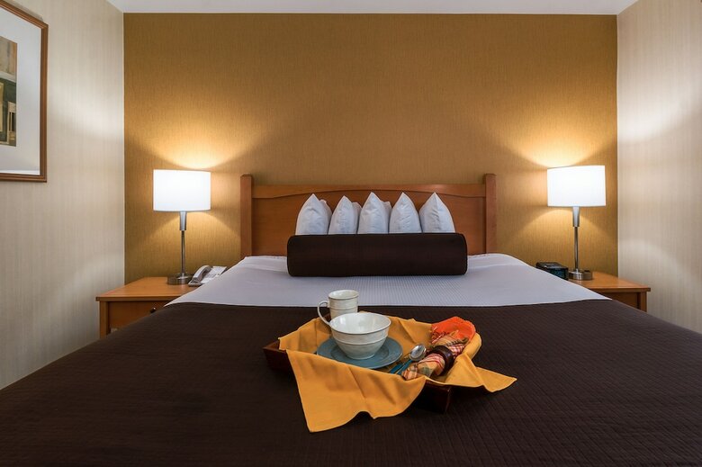 Hotel Ramada By Wyndham Costa Mesa/newport Beach