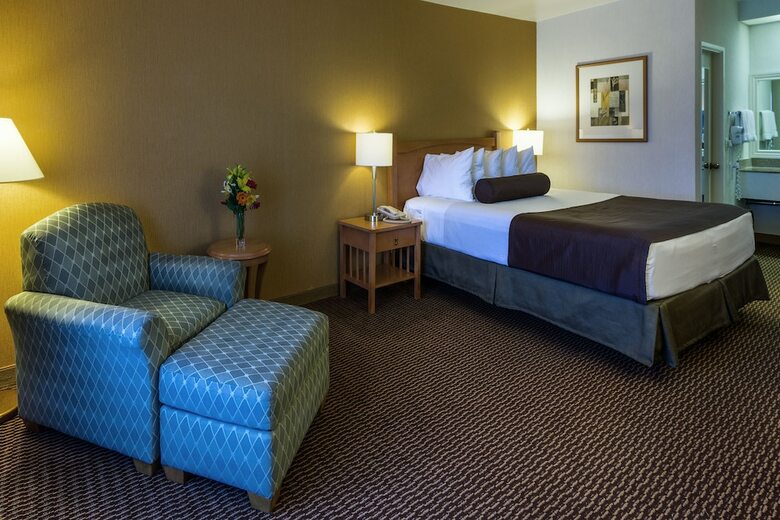 Hotel Ramada By Wyndham Costa Mesa/newport Beach