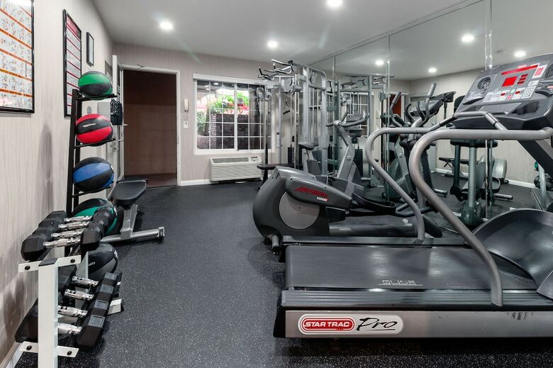 Hotel Ramada By Wyndham Costa Mesa/newport Beach