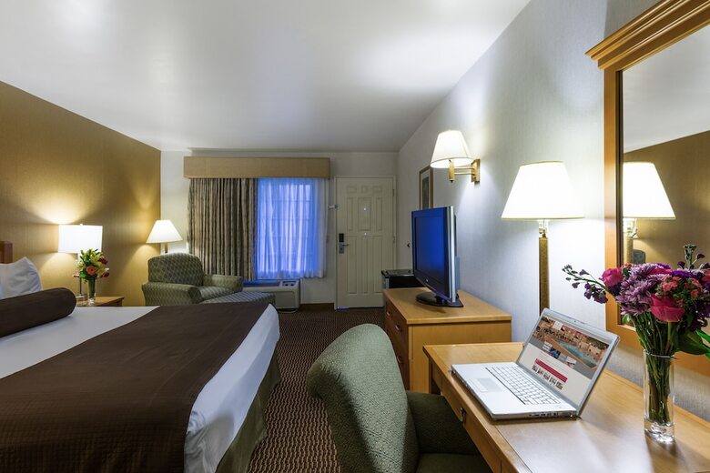 Hotel Ramada By Wyndham Costa Mesa/newport Beach