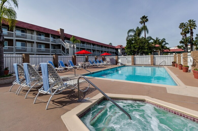 Hotel Ramada By Wyndham Costa Mesa/newport Beach