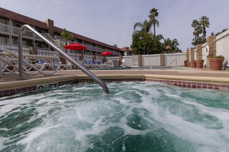 Hotel Ramada By Wyndham Costa Mesa/newport Beach