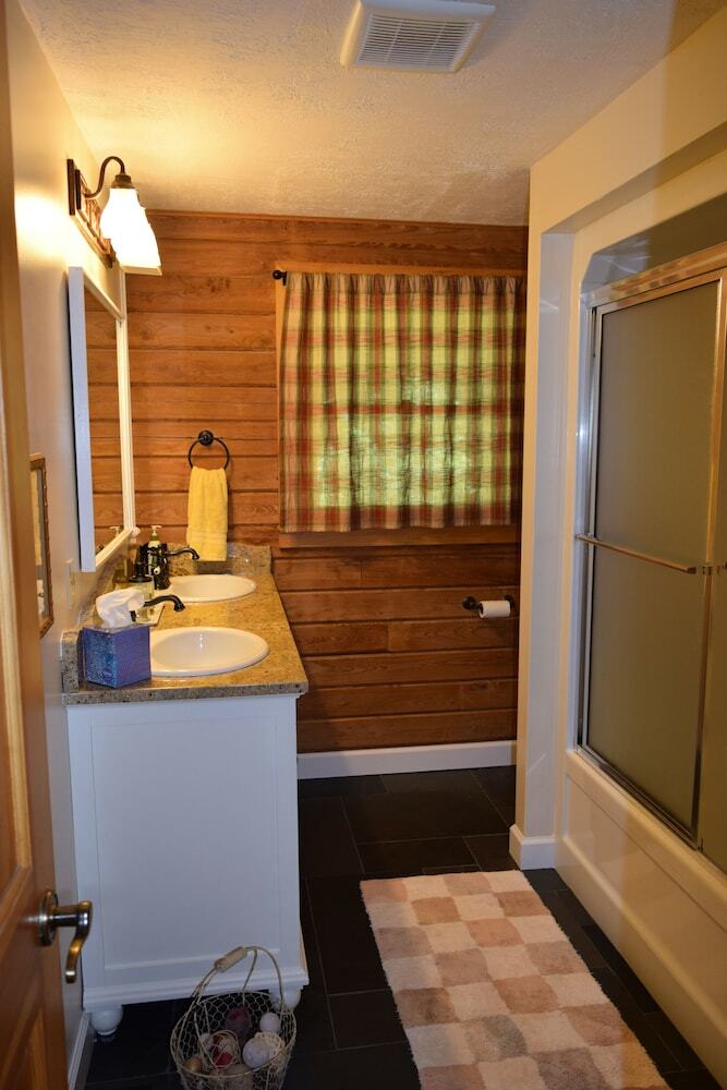 Creekside Paradise Bed And Breakfast