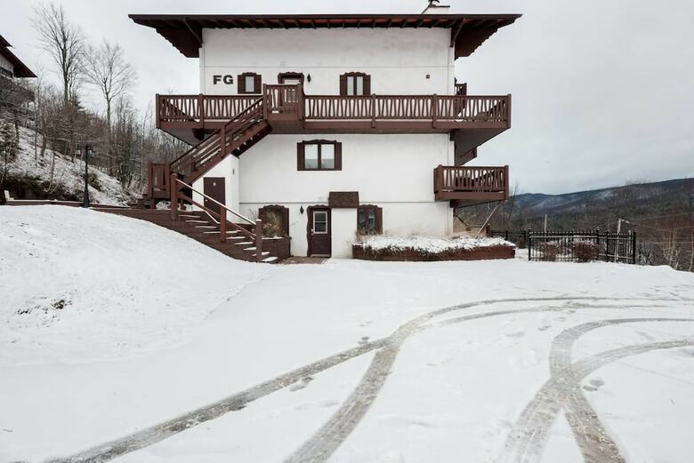 Apartamento Commodious Condominium In Tranquil Lakeside Setting