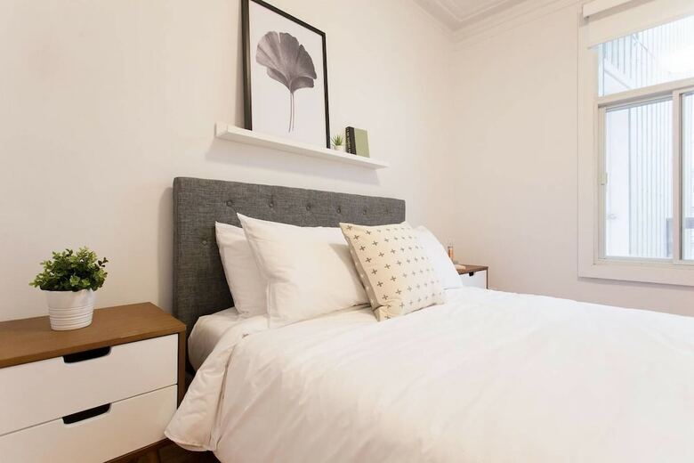 Charming Montreal 3 Bdr Apartment Next To Subway