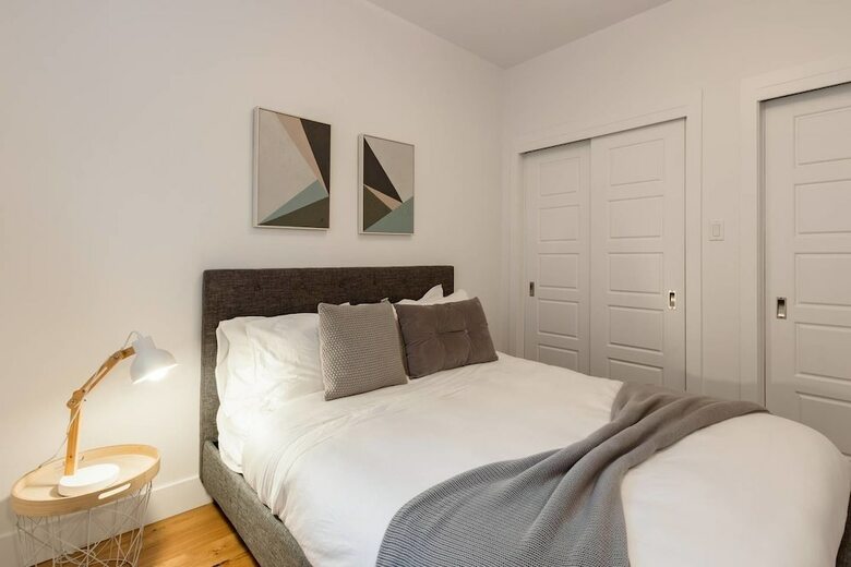 Exquisite Modern Condo In Little Italy