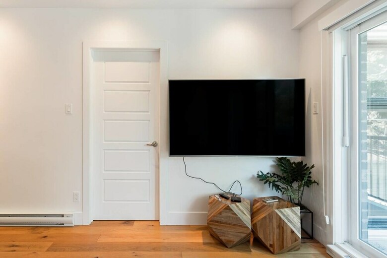 Exquisite Modern Condo In Little Italy