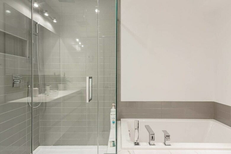 Exquisite Modern Condo In Little Italy