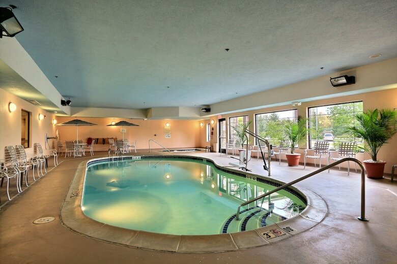 Hotel Comfort Suites Grand Rapids North