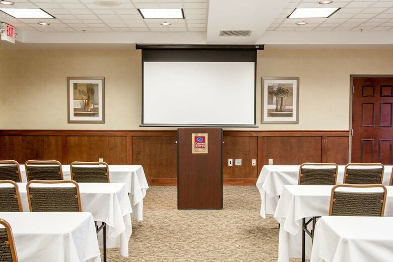 Hotel Comfort Suites Grand Rapids North