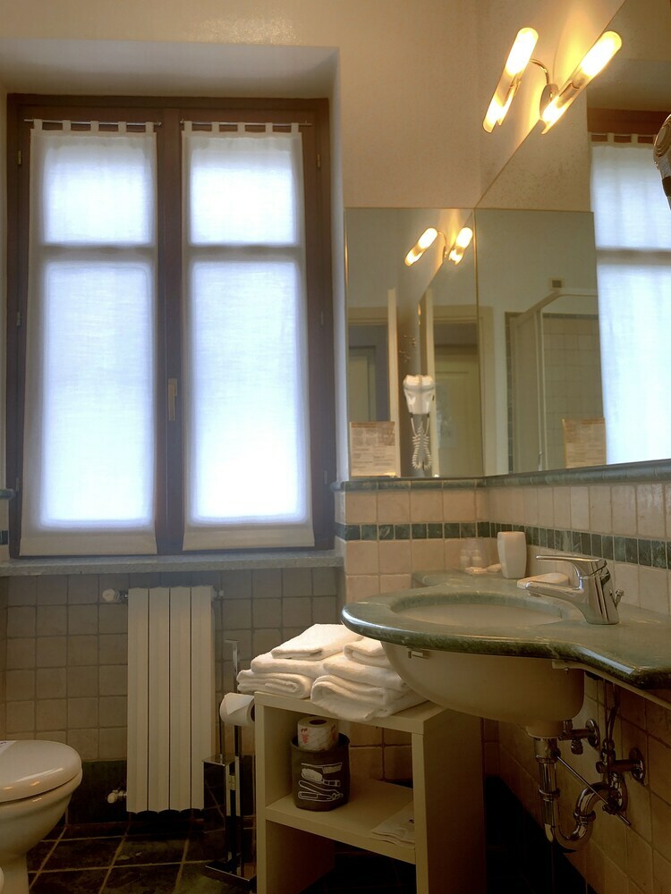 Hotel La Fert� Restaurant And Suites