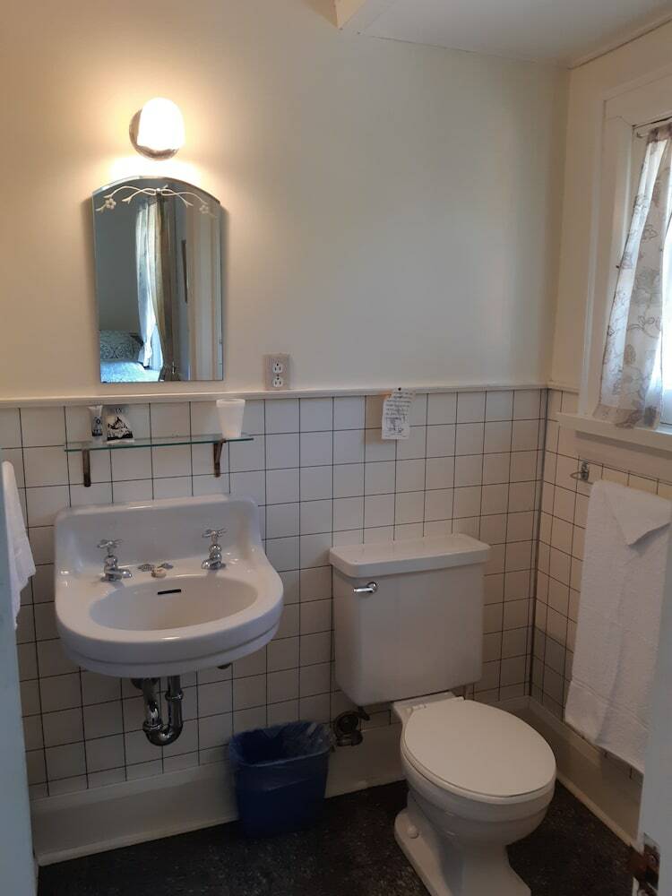 Hotel Miners Bay Lodge