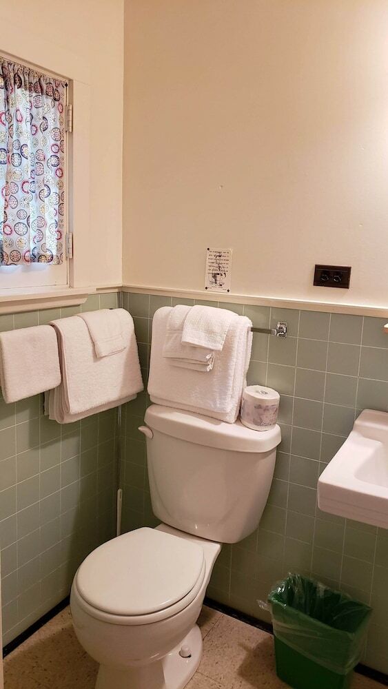 Hotel Miners Bay Lodge