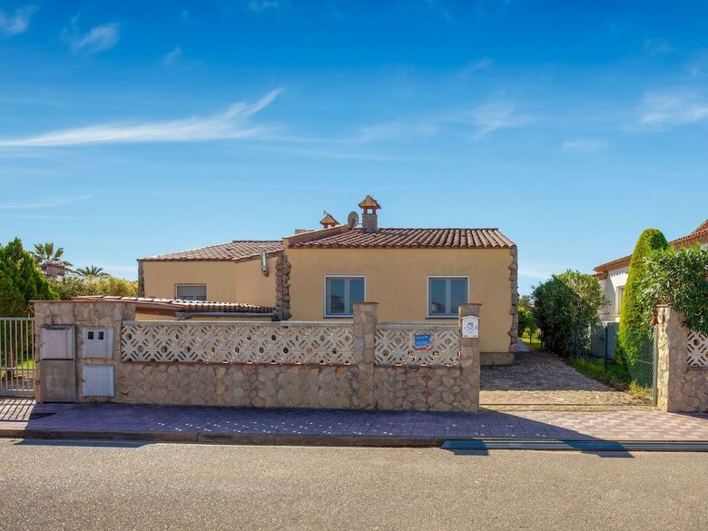 Quaint Holiday Home In Vilacolum With Swimming Pool