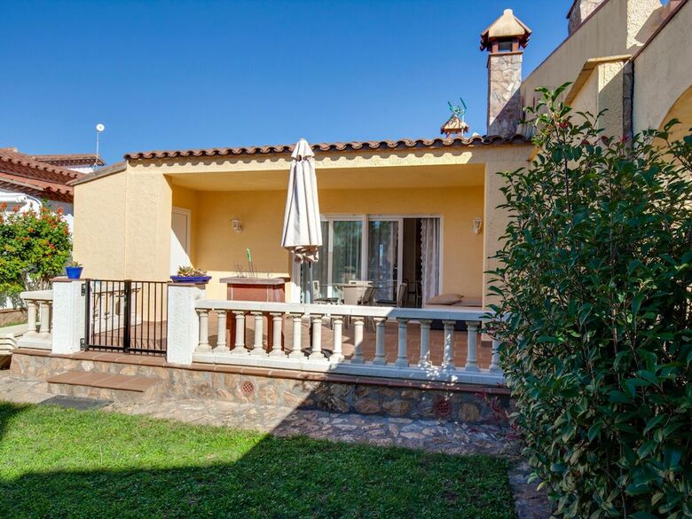 Quaint Holiday Home In Vilacolum With Swimming Pool