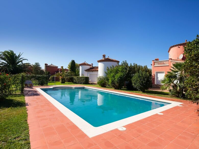 Quaint Holiday Home In Vilacolum With Swimming Pool