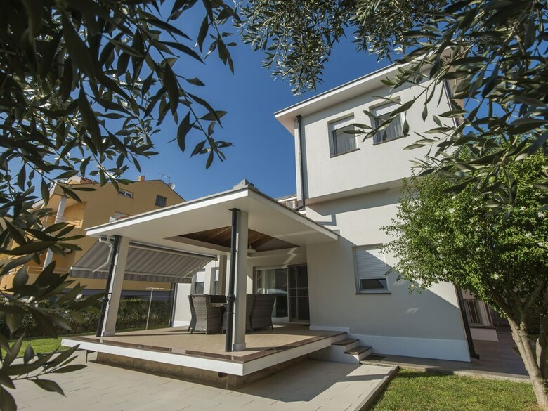 Gorgeous Seaside Villa In Zadar With Swimming Pool