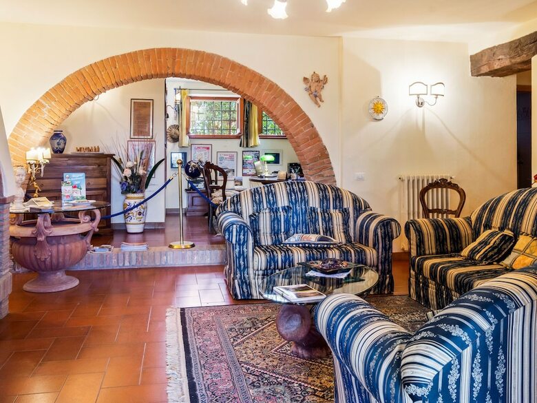 Spacious Holiday Home In Castiglione Del Lago With Pool