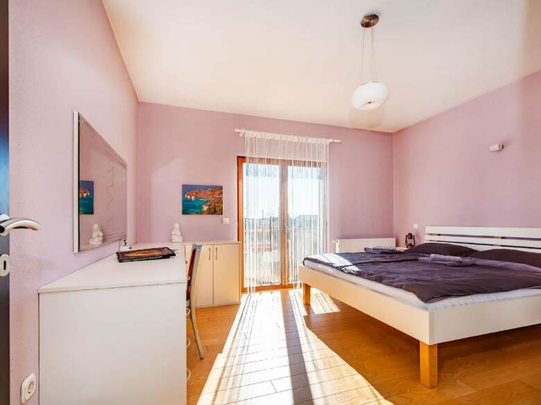 Delightful Apartment In Radovin With Garden