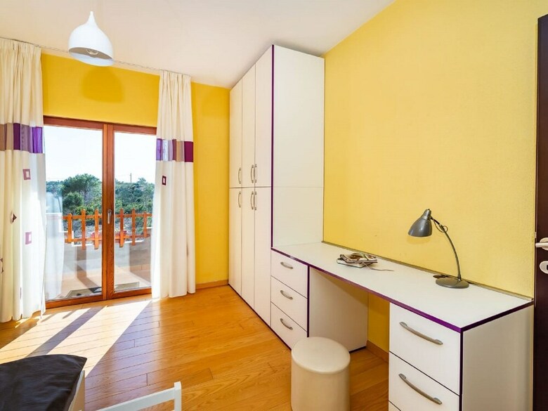 Delightful Apartment In Radovin With Garden