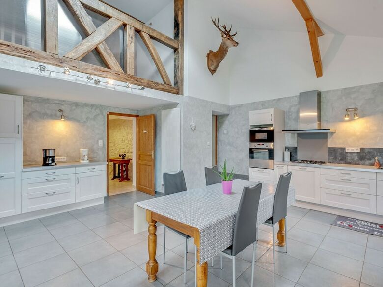 Comfortable Holiday Home In Petit-croix Near Novillard