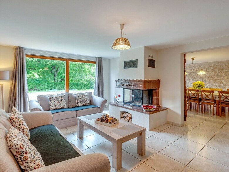 Comfortable Holiday Home In Petit-croix Near Novillard