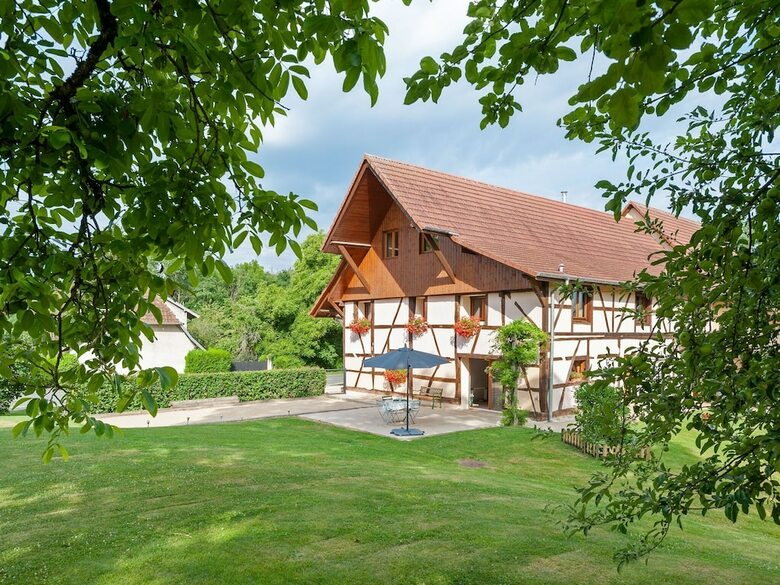 Comfortable Holiday Home In Petit-croix Near Novillard
