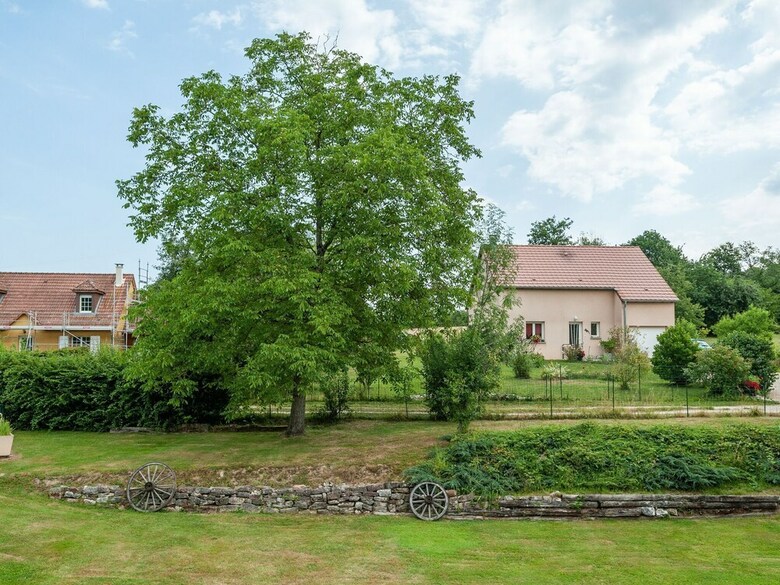 Comfortable Holiday Home In Petit-croix Near Novillard