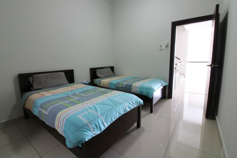 Kota Laksamana Comfortable Crowd By Step-in