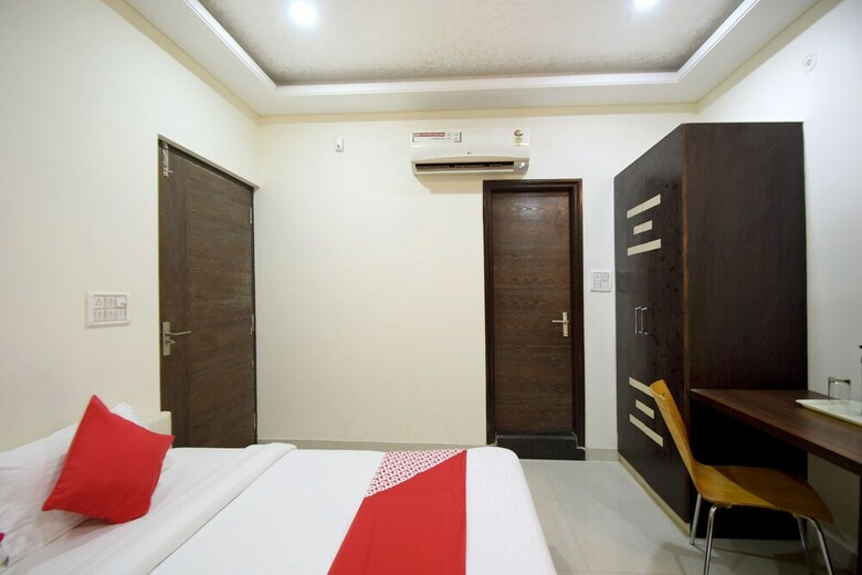 Oyo 23358 Hotel Royal Inn
