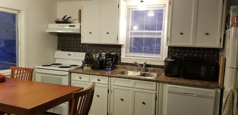 Mountainside Hideaway Cottage & Suites