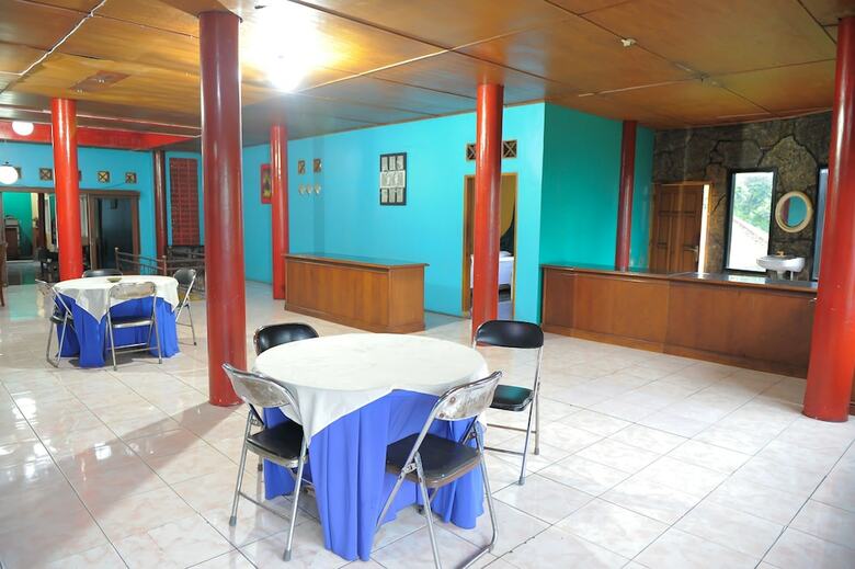 Hostal Spot On 2584 Hotel Karya Nunggal Asri