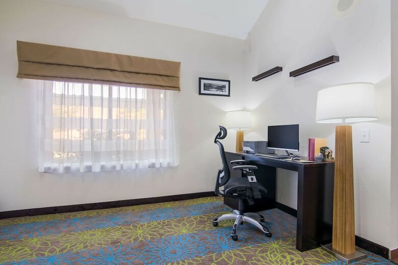 Hotel Sleep Inn Near The Avenue