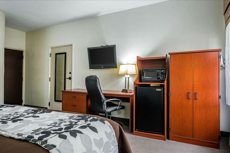 Hotel Sleep Inn Near The Avenue