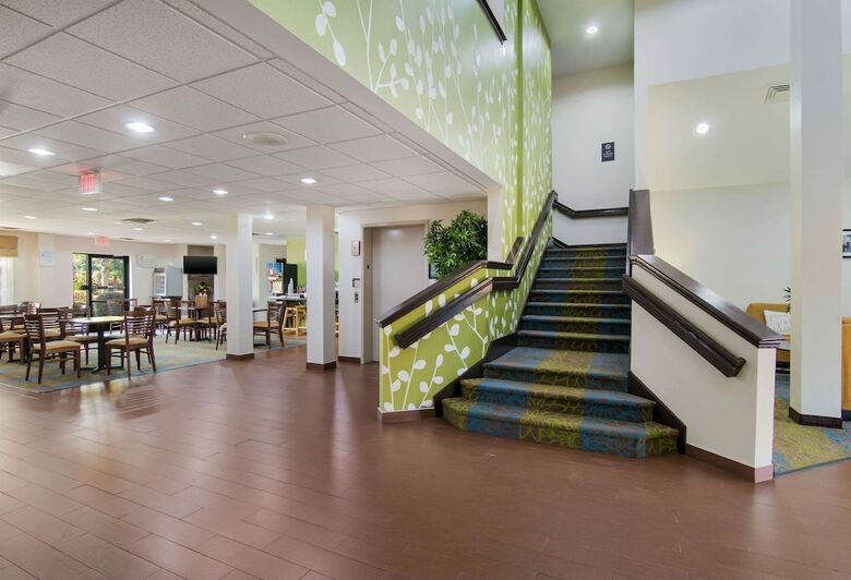 Hotel Sleep Inn Near The Avenue