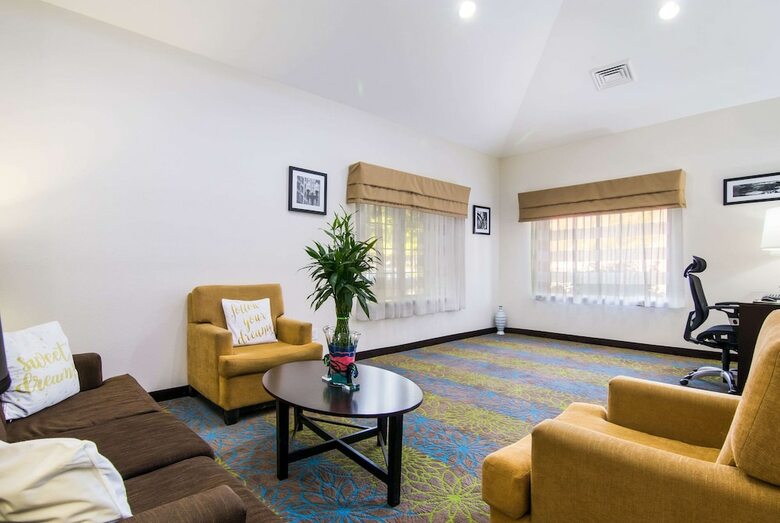 Hotel Sleep Inn Near The Avenue
